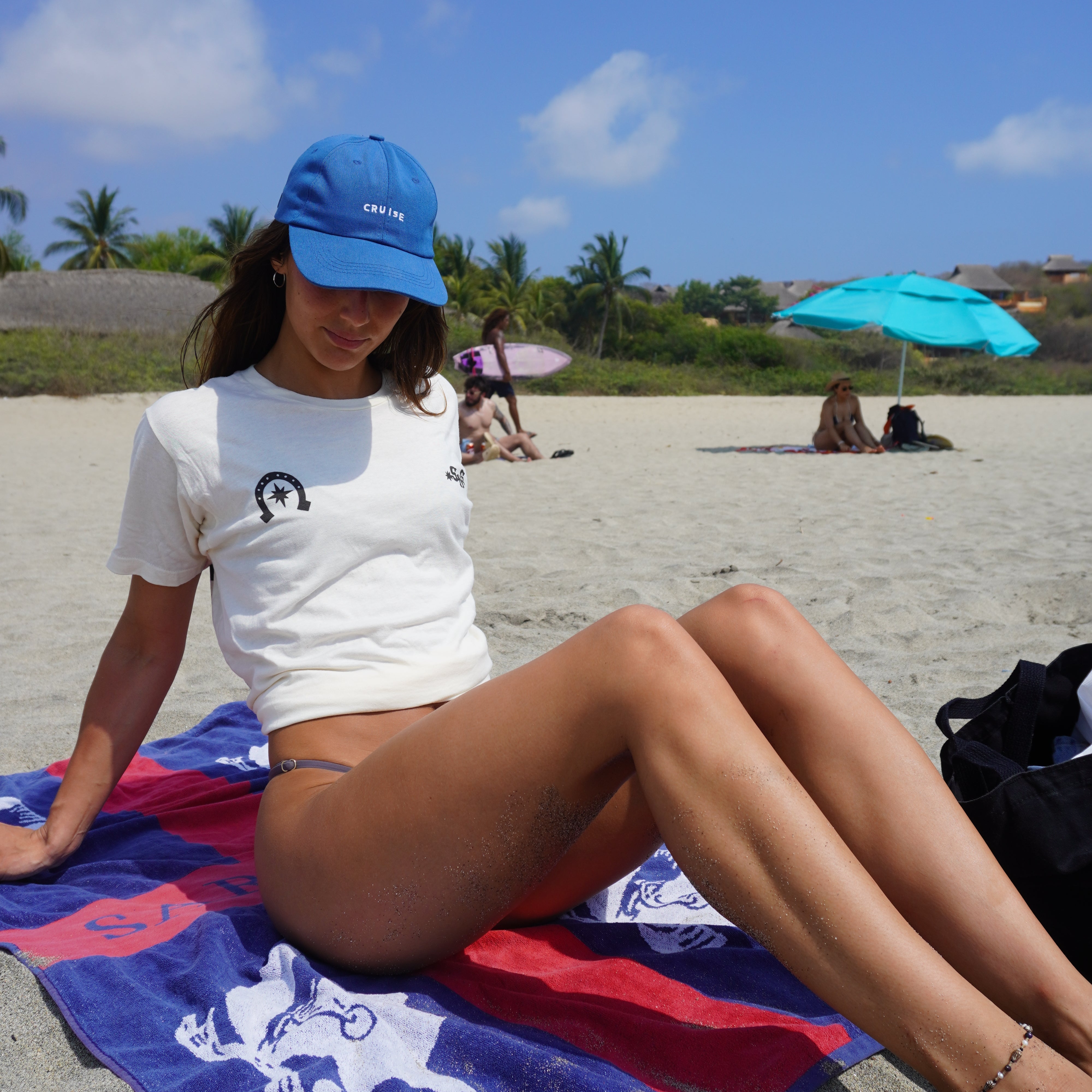 Playera beige Bullseye lifestyle — Sn's & F