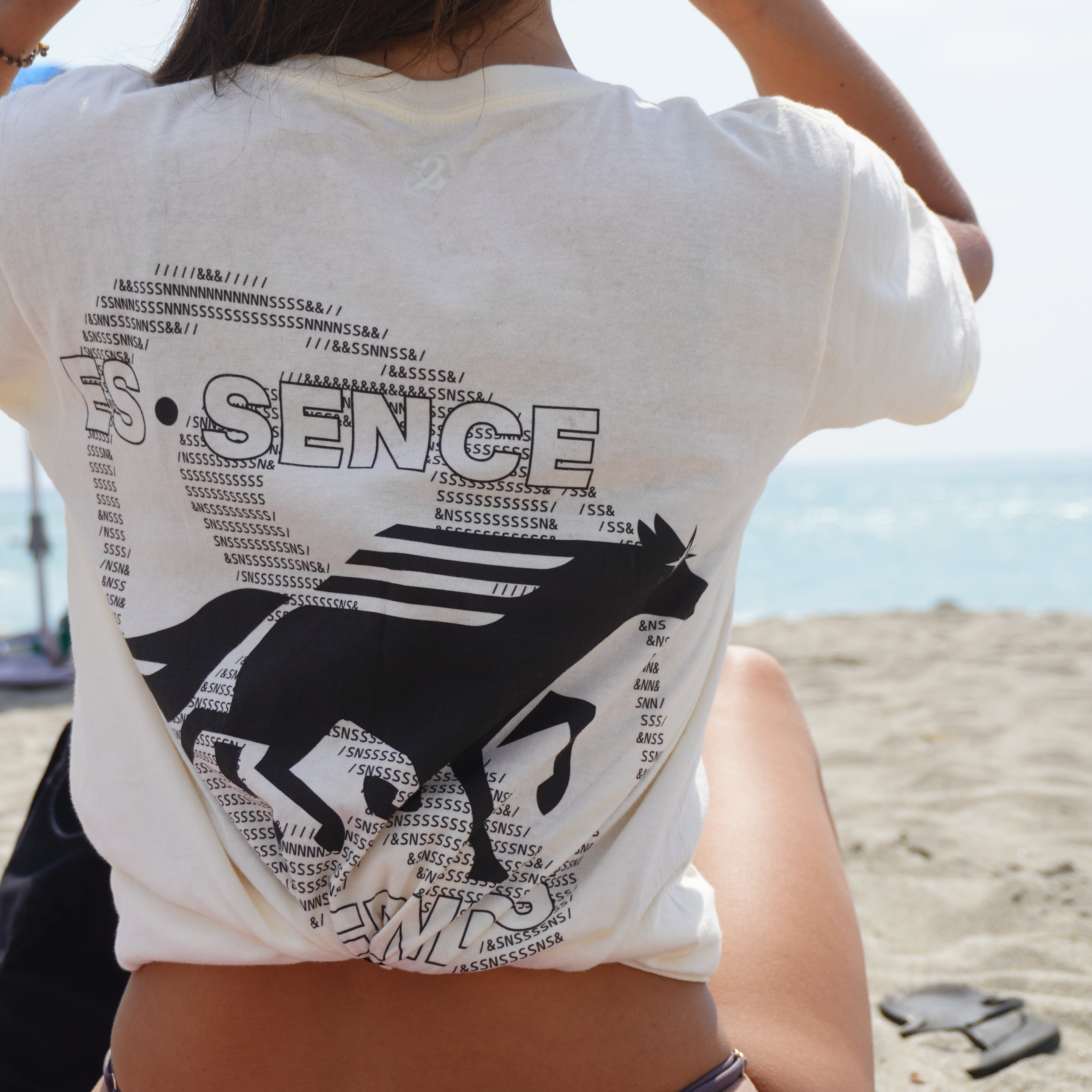 Playera beige Bullseye en uso — Sn's & F