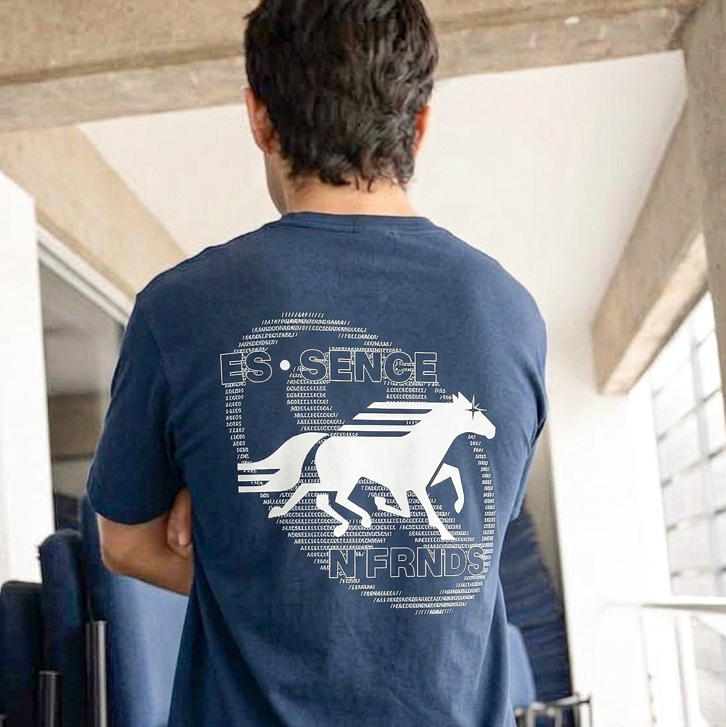 Playera azul marino Bullseye — Sn's & F — Detalle
