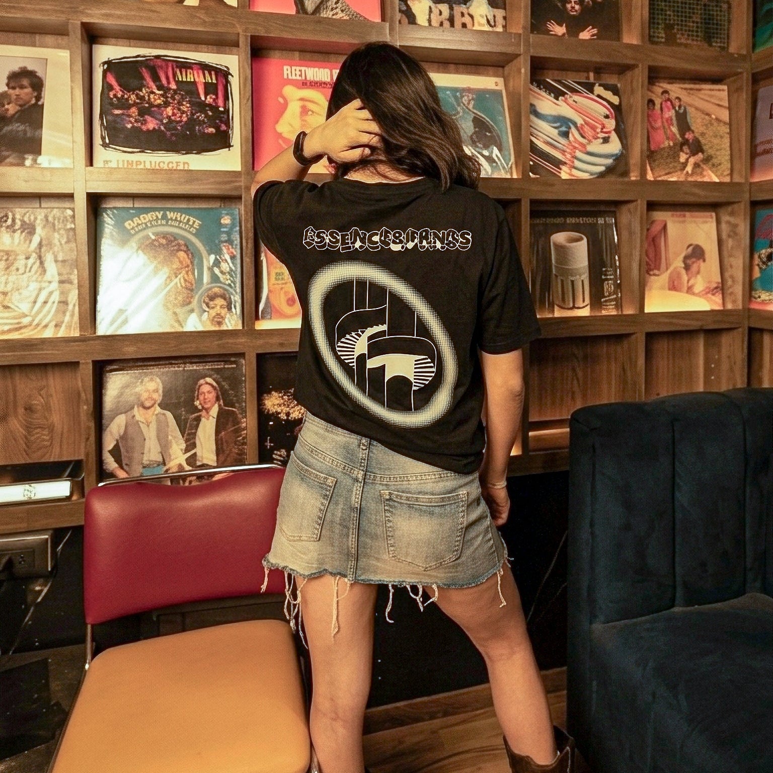 Playera negra Brutalist Loop — Sn's & F — Lifestyle