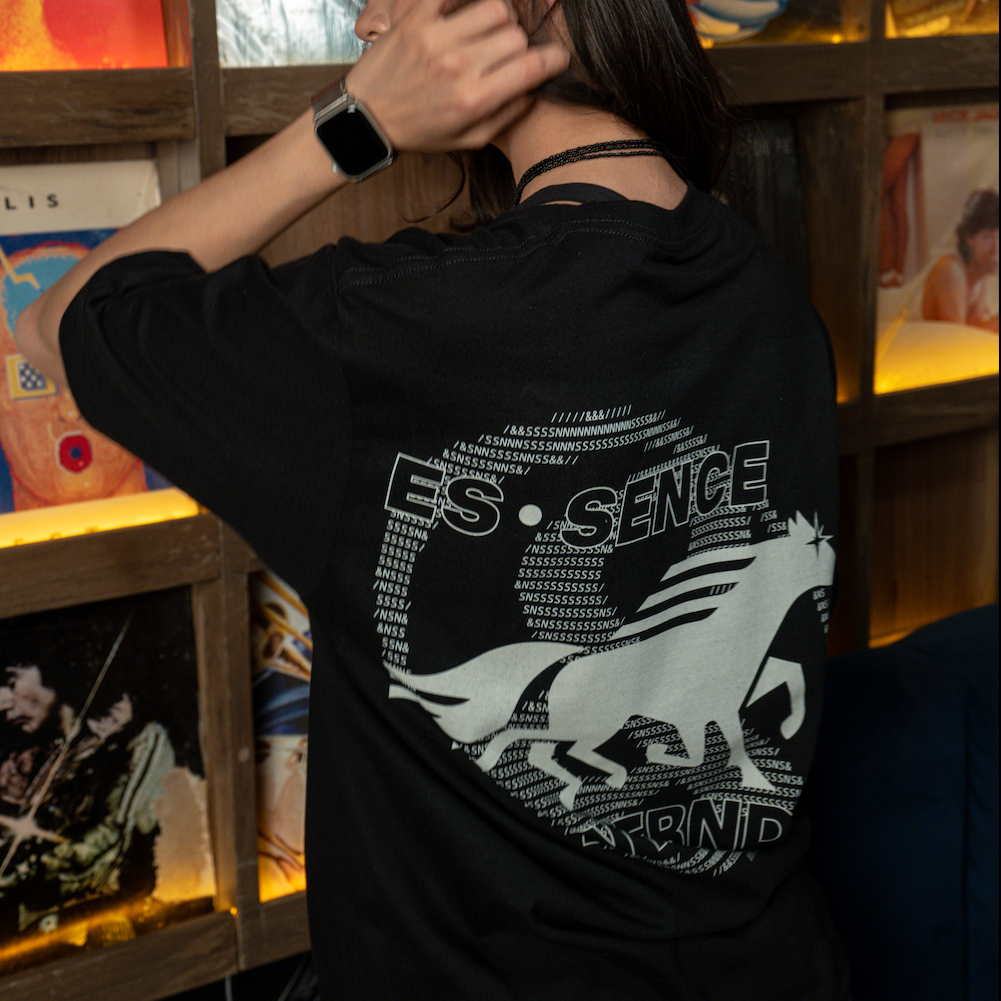 Playera negra Bullseye — Sn's & F — Detalle