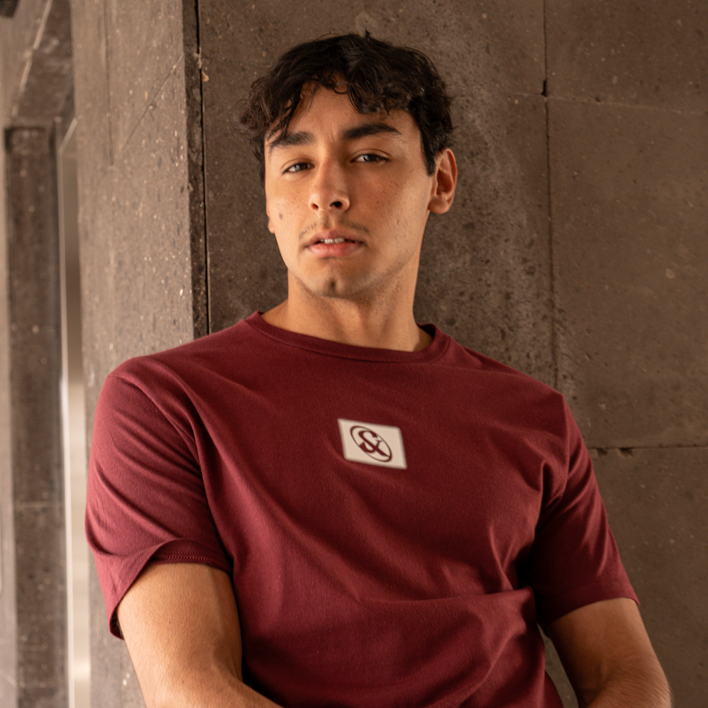 Playera roja Brutalist Loop — Sn's & F — Detalle