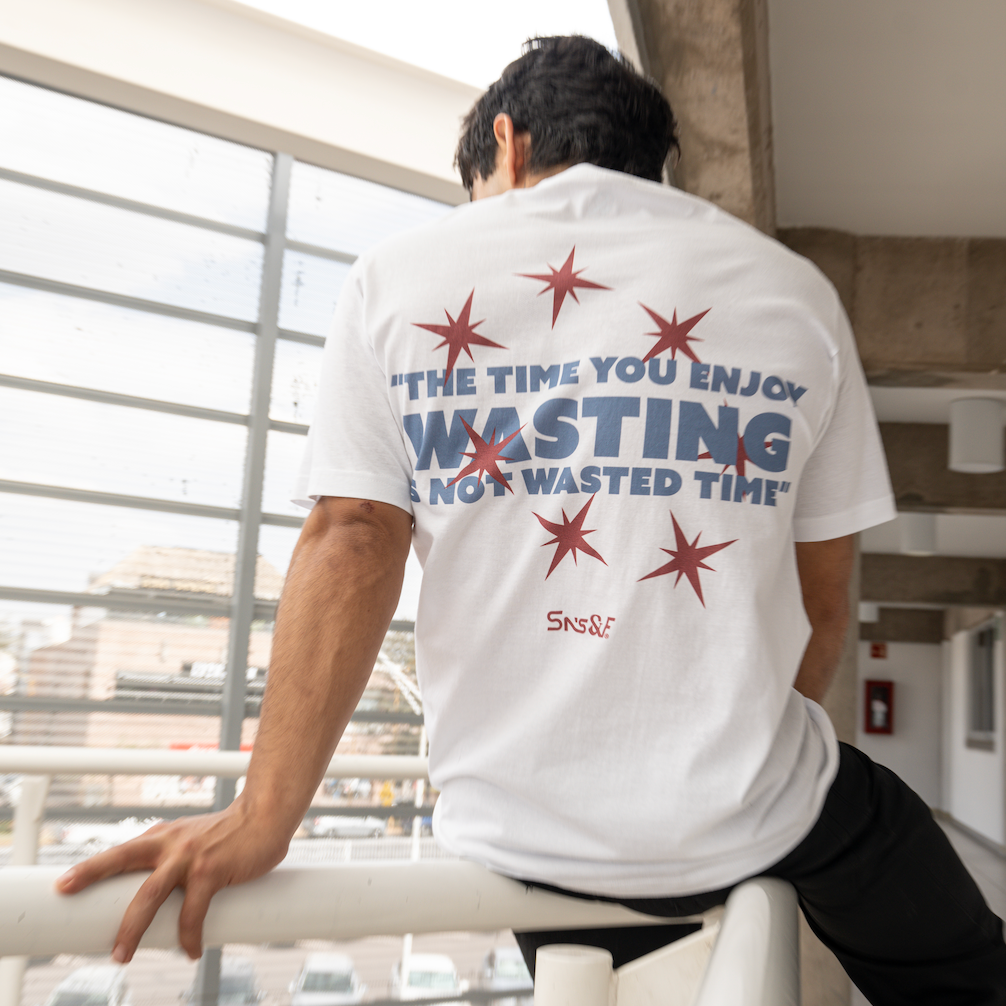 Playera blanca A Quote by Russel — Sn's & F — Detalle