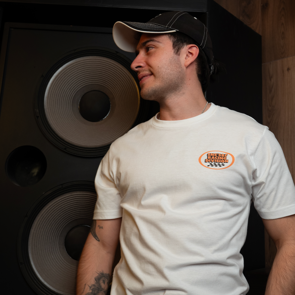 Playera blanca Tiger Racing — Sn's & F — Detalle