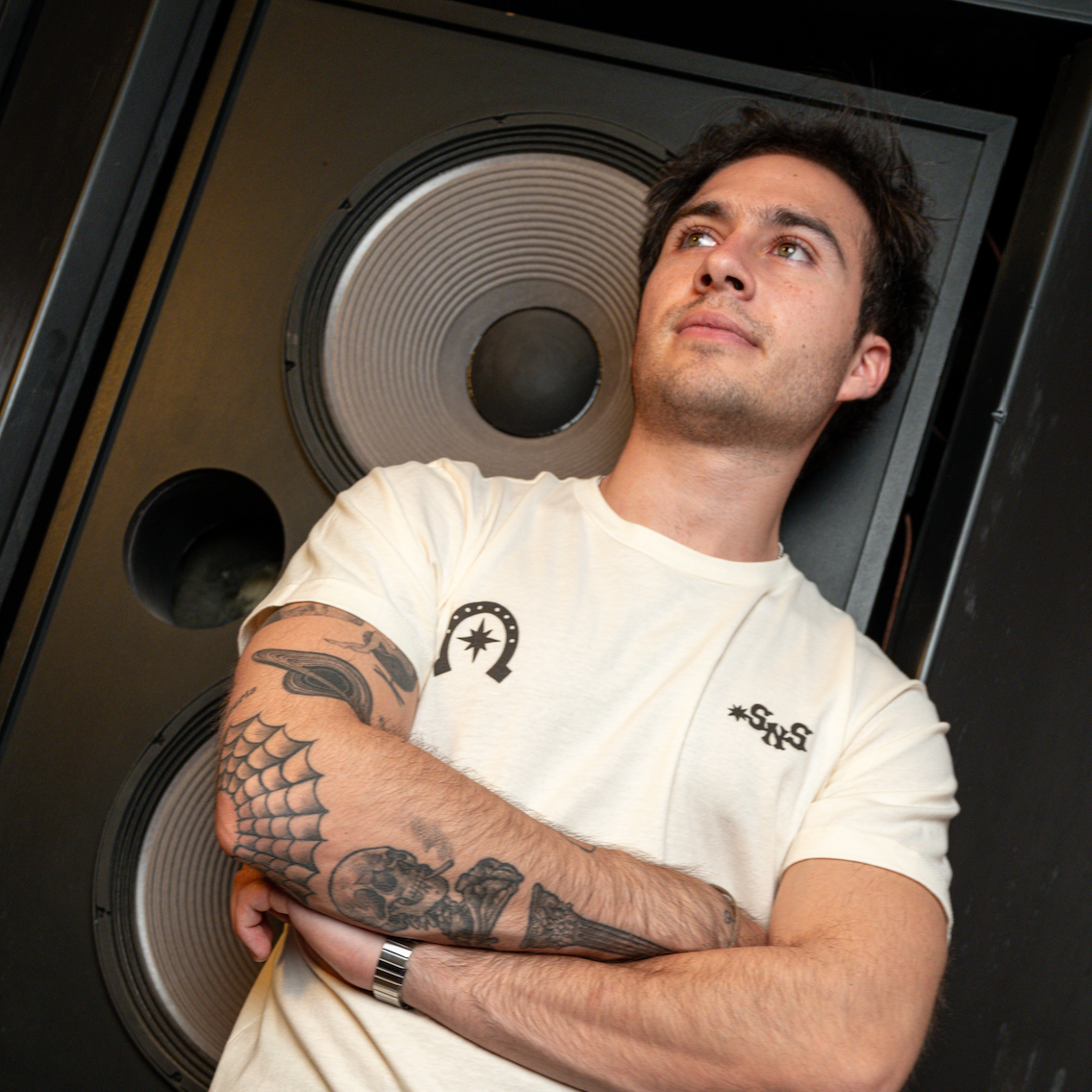 Playera beige Bullseye — Sn's & F — Detalle diseño