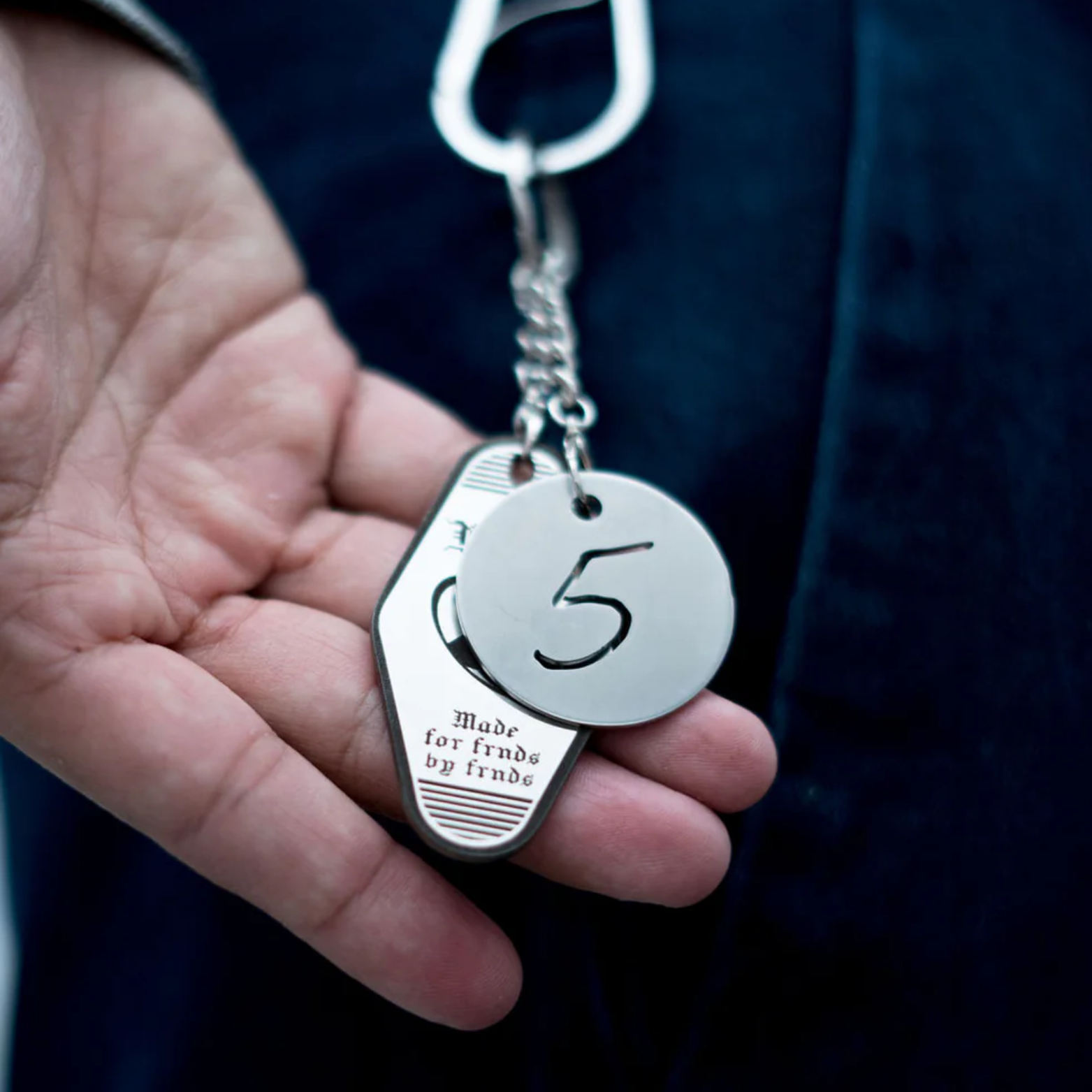 Llavero metal VOL.1 detalle — Sn's & F