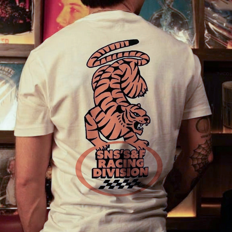 Playera blanca Tiger Racing — Sn's & F — Lifestyle