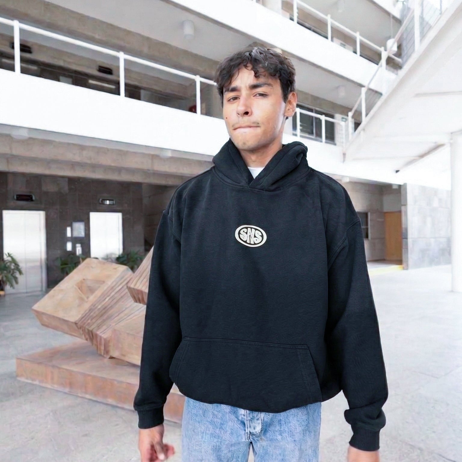 Hoodie negro ROSCO N CHILL — Sn's & F — Detalle