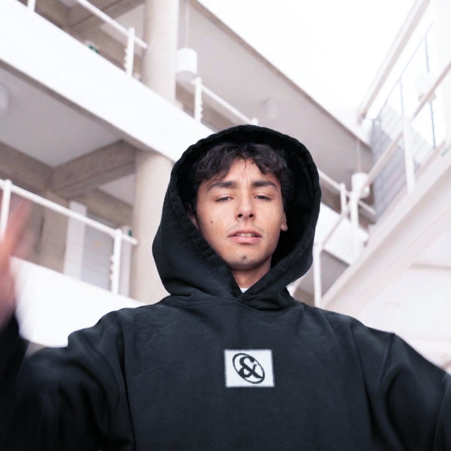 Hoodie negro Essence & Frnds — Sn's & F — Detalle