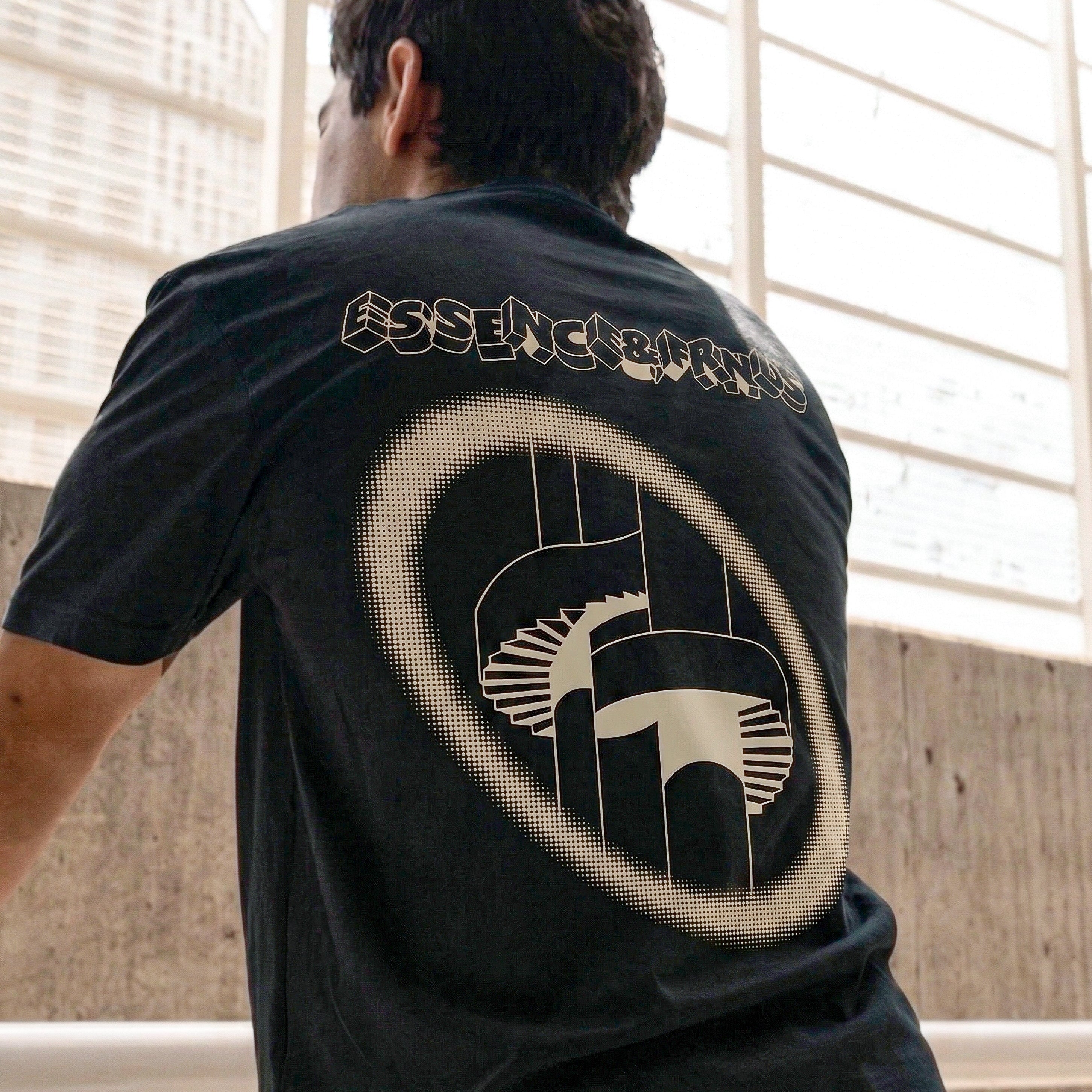 Playera negra Brutalist Loop — Sn's & F — Detalle