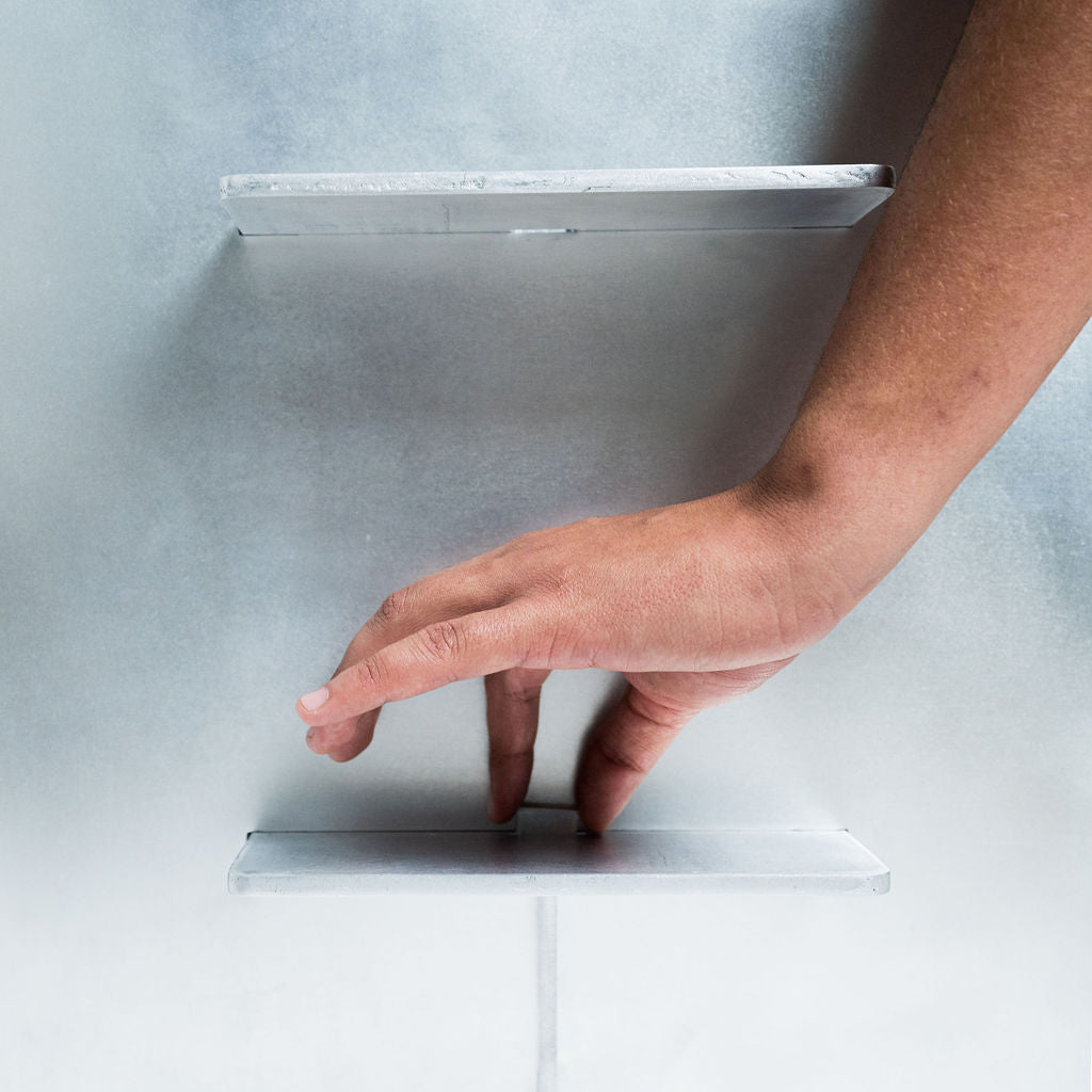 Mesa KUMU aluminio en contexto — Sn's & F