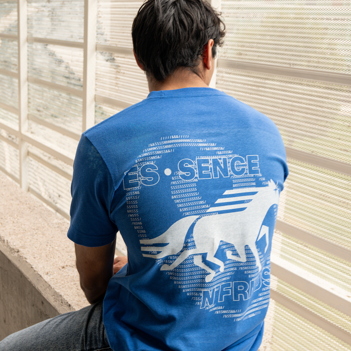 Playera azul royal Bullseye — Sn's & F — Detalle