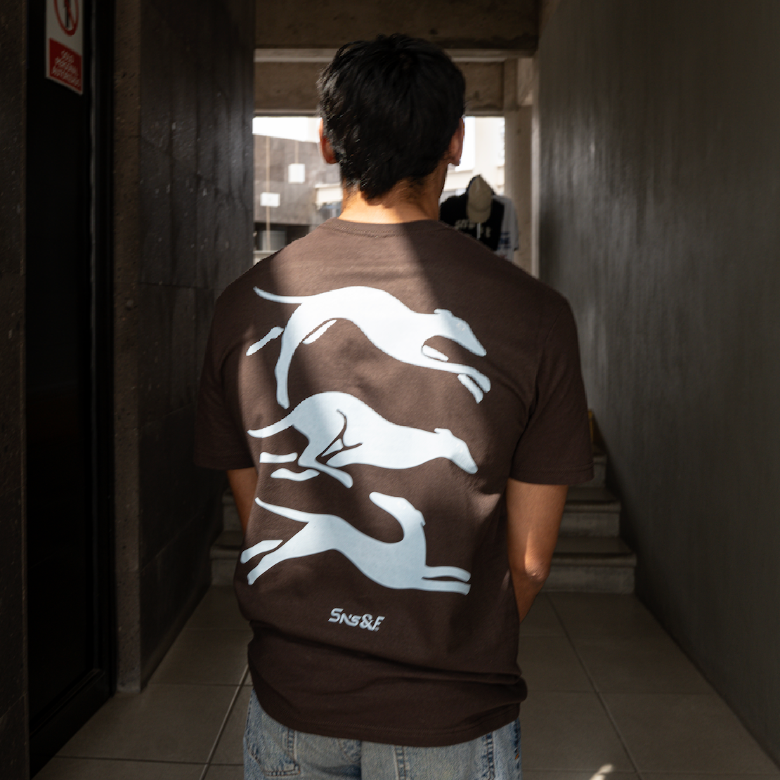 Playera café Greyhoundsss — Sn's & F — Lifestyle
